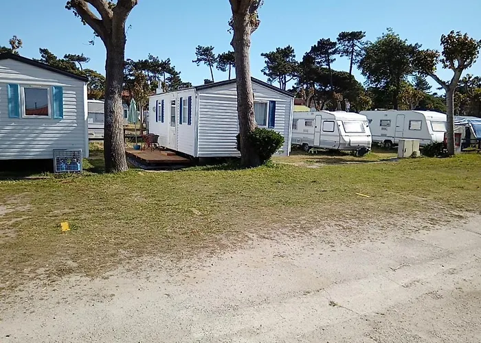 营地 Parque De Campismo De *